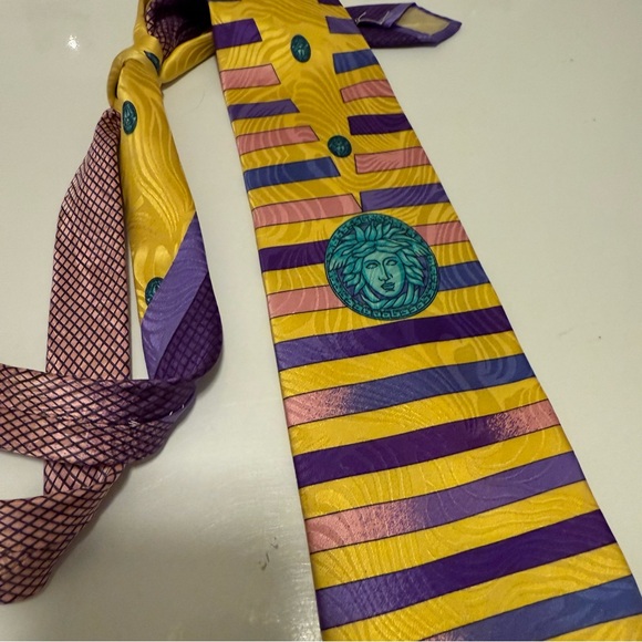 Gianni Versace Vintage Silk Medusa Tie - Picture 2 of 3
